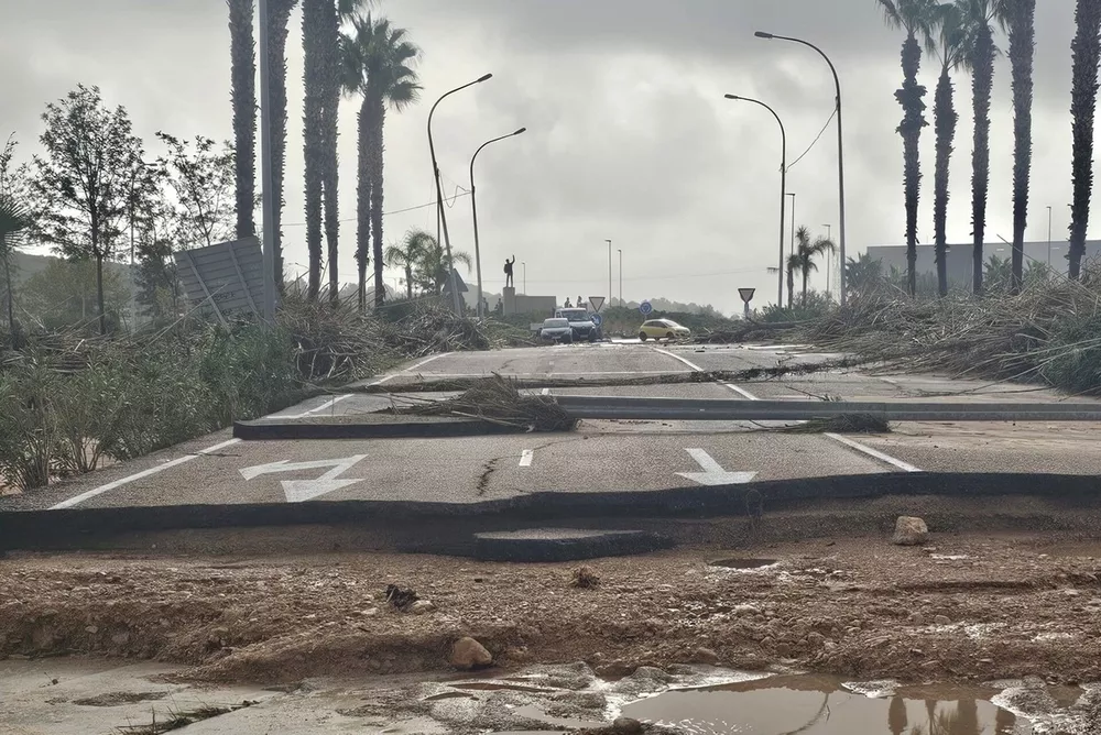 La route d'acc&egrave;s au circuit de Valence apr&egrave;s les innondations