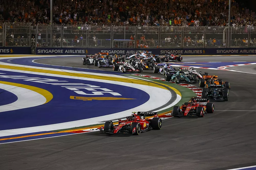 Carlos Sainz, Ferrari SF-23, Charles Leclerc, Ferrari SF-23, George Russell, Mercedes F1 W14, Lando Norris, McLaren MCL60, the rest of the field on the opening lap