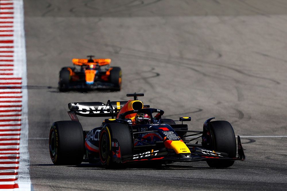 Max Verstappen, Red Bull Racing RB19, Oscar Piastri, McLaren MCL60