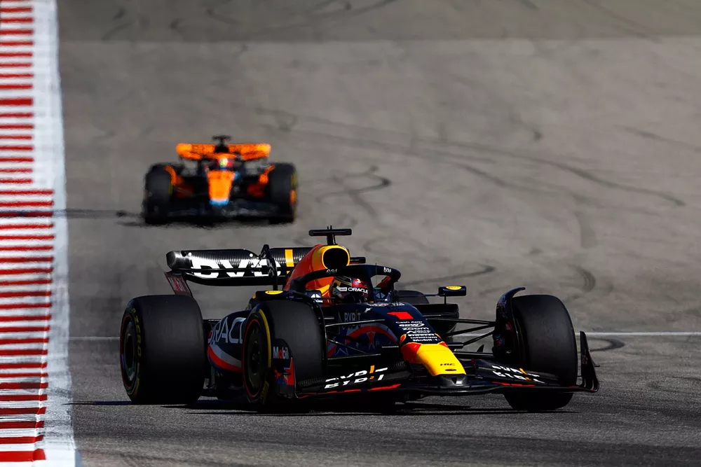 Max Verstappen, Red Bull Racing RB19, Oscar Piastri, McLaren MCL60