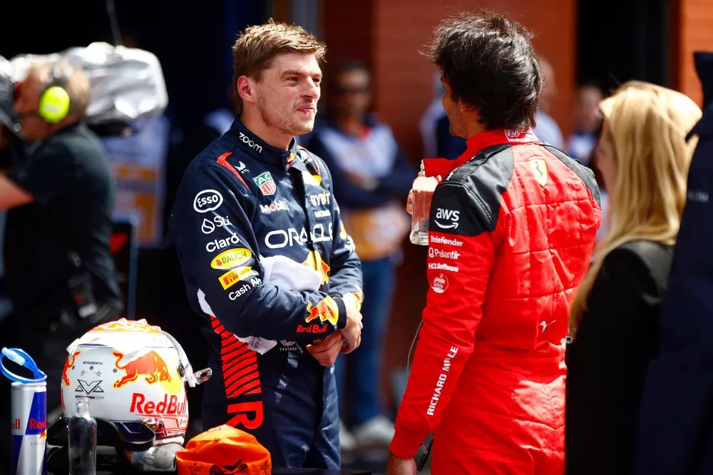 El ganador del Sprint Shootout, Max Verstappen, Red Bull Racing, habla con Carlos Sainz, Scuderia Ferrari, en Parc Ferme.