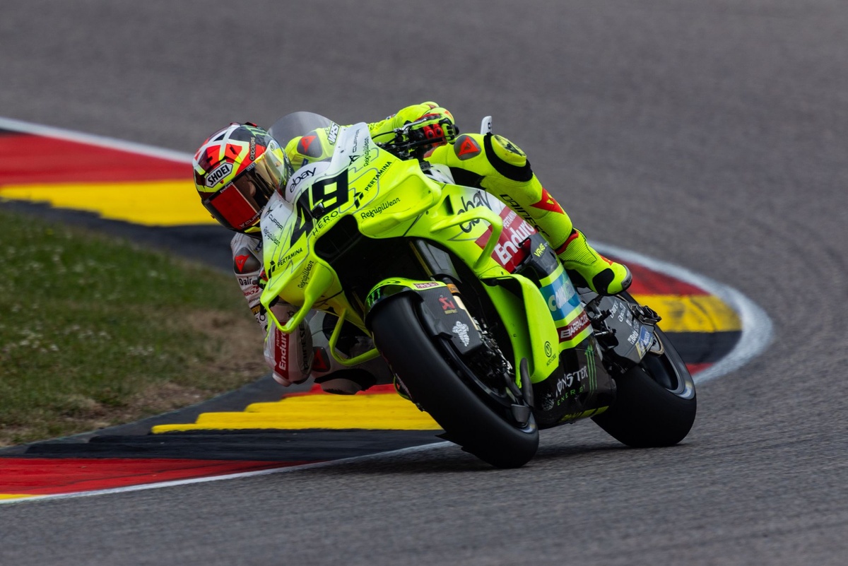 MOTO GP 2005 シリーズ16戦全戦セット MotoGP：ZX-RR(2005)／参戦中期、初期よりさらに磨かれた