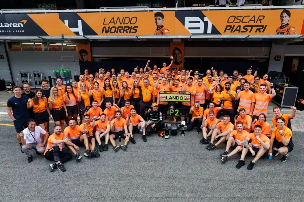 Ganador Lando Norris, Andrea Stella director, y Oscar Piastri, celebran con el equipo McLaren