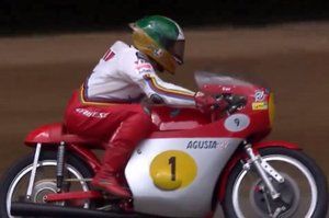 Vídeo: Agostini pilota con 82 años la MV Augusta de 1972 en Goodwood