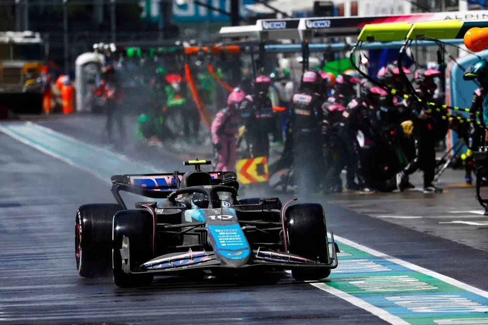 Pierre Gasly, Alpine A524, in the pit lane