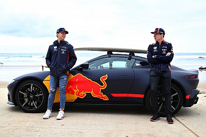 GALERÍA: los pilotos de Red Bull van al Surf
