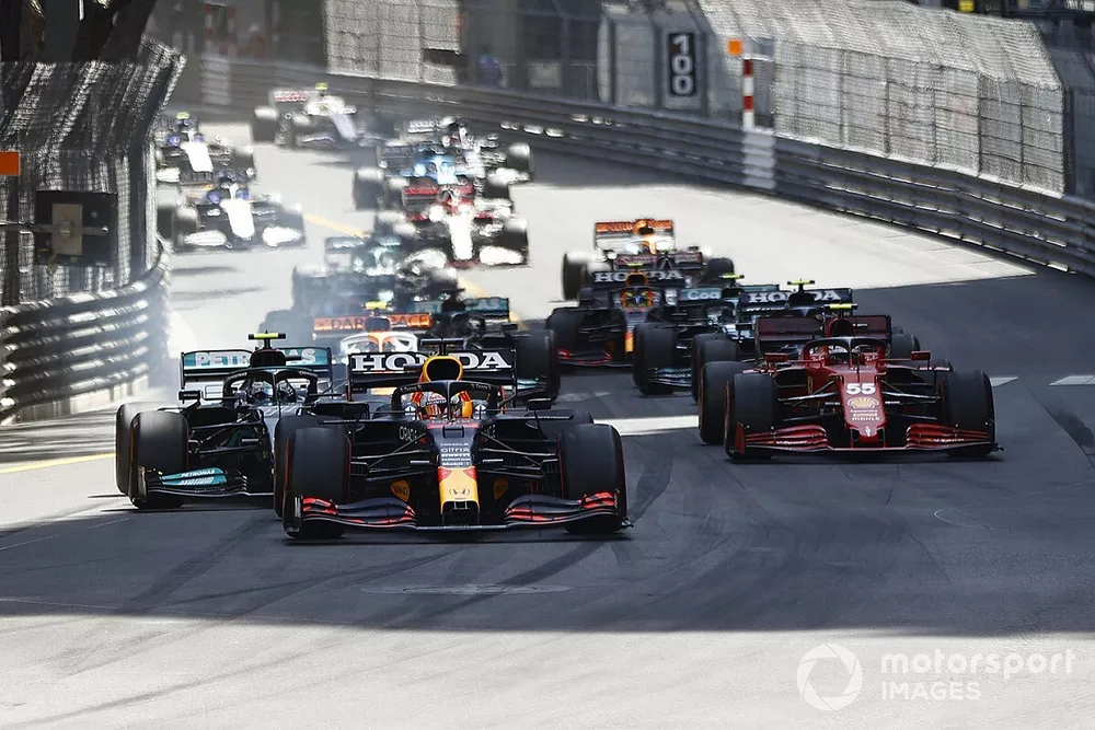 Max Verstappen, Red Bull Racing RB16B, m&egrave;ne au d&eacute;part