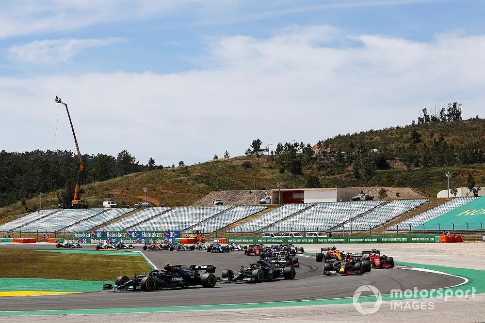 Valtteri Bottas, Mercedes W12, Lewis Hamilton, Mercedes W12, Max Verstappen, Red Bull Racing RB16B, Carlos Sainz Jr., Ferrari SF21, Lando Norris, McLaren MCL35M, Sergio Perez, Red Bull Racing RB16B, et le reste du peloton au d&eacute;part