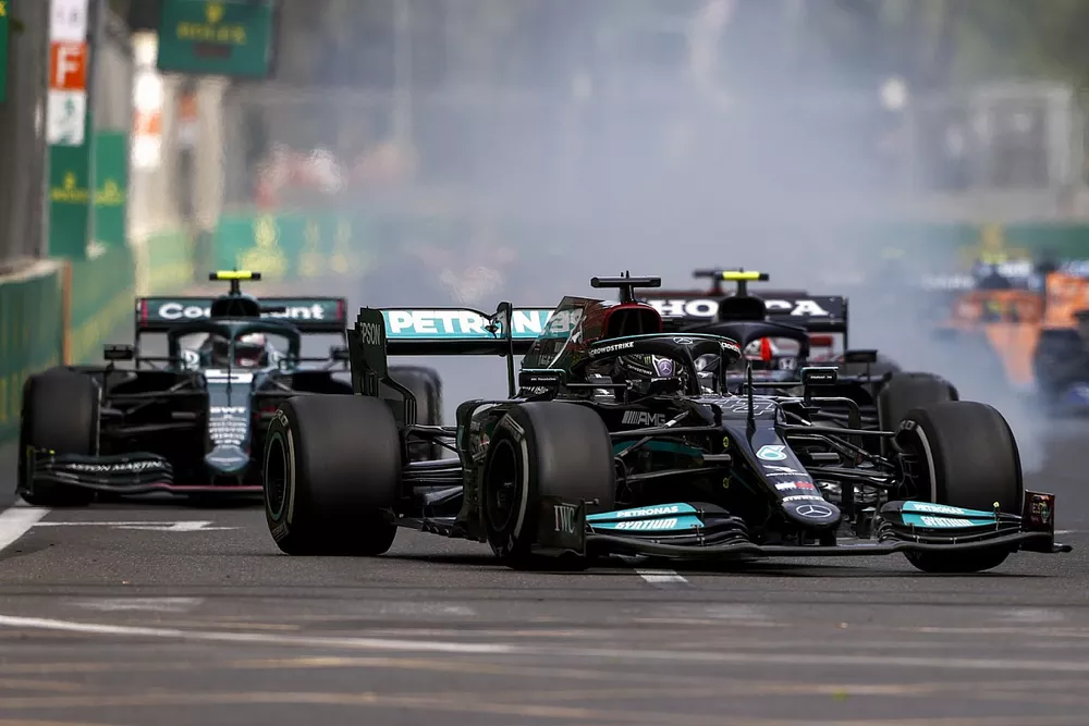Lewis Hamilton, Mercedes W12, Sebastian Vettel, Aston Martin AMR21