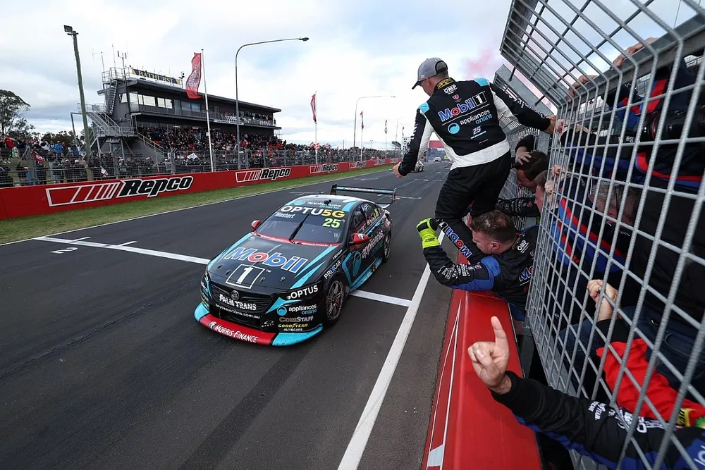 Race winner Chaz Mostert and Lee Holdsworth, Walkinshaw Andretti United Holden