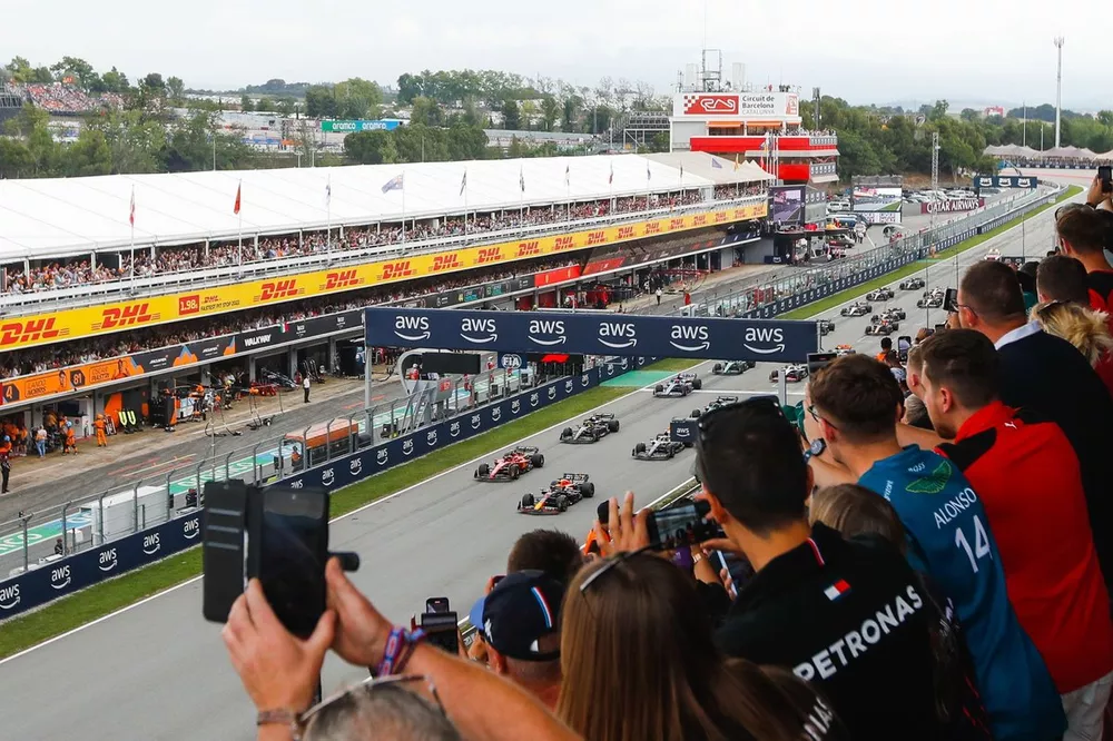 Max Verstappen, Red Bull Racing RB19, Carlos Sainz, Ferrari SF-23, Lando Norris, McLaren MCL60, Lewis Hamilton, Mercedes F1 W14, Lance Stroll, Aston Martin AMR23, en la parrilla en la salida.