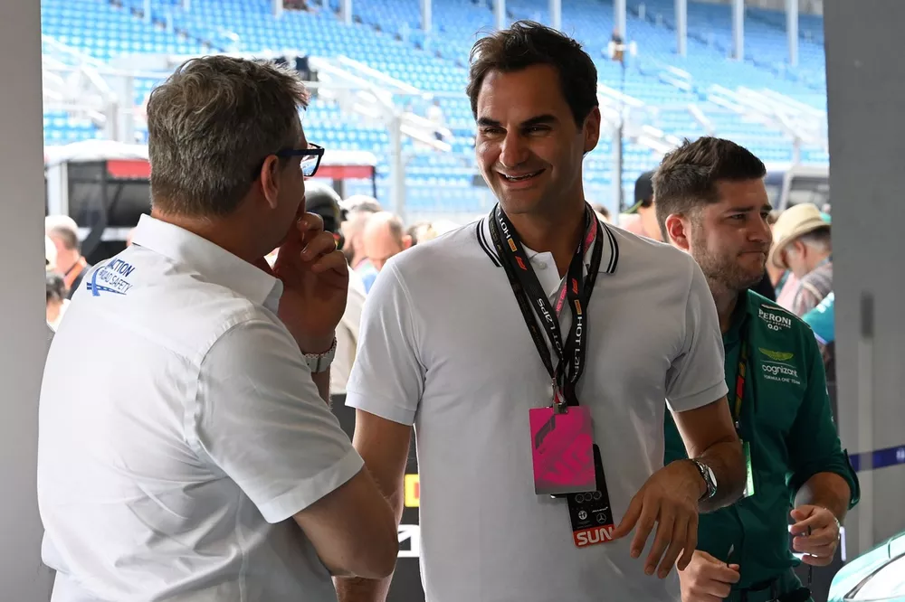 Bernd Maylander, conductor del Safety Car, con el ex tenista Roger Federer