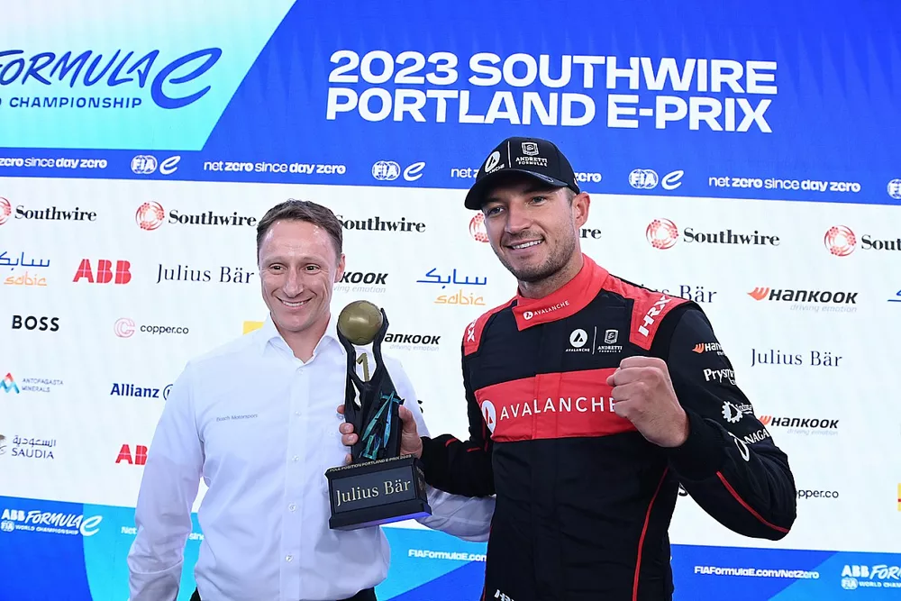 Pole man Jake Dennis, Andretti Autosport, is awarded his Julius Baer Pole Award by Jacob Bergenske, Head of Bosch Motorsport North America