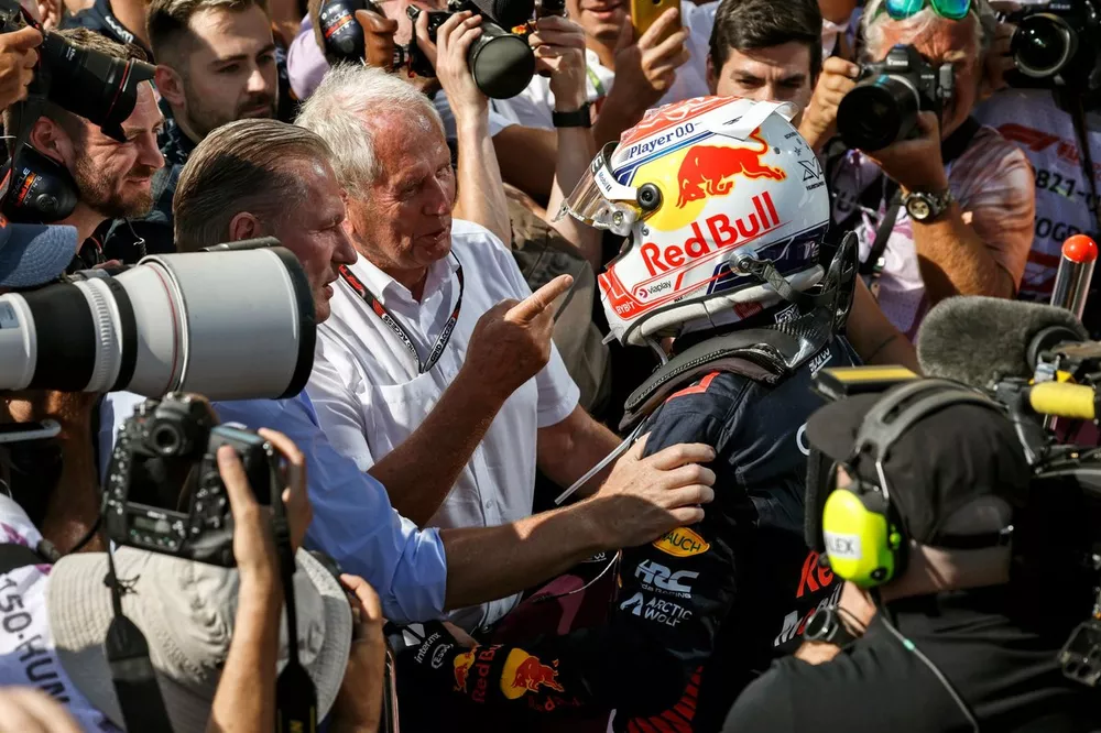 Max Verstappen, Red Bull Racing, 1e positie, met Jos Verstappen en Helmut Marko, Consultant, Red Bull Racing, in Parc Ferme