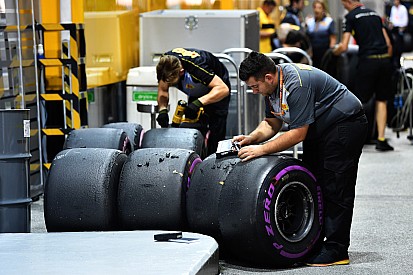 A Pirelli megoldásokat keres, miután Szingapúrban a pilótáknak túlságosan figyelniük kellett a gumikra