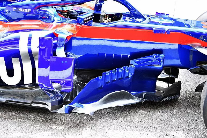 Scuderia Toro Rosso STR13 barge boards