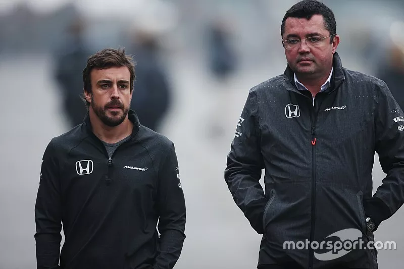 Fernando Alonso, McLaren, con Eric Boullier, Racing Director, McLaren
