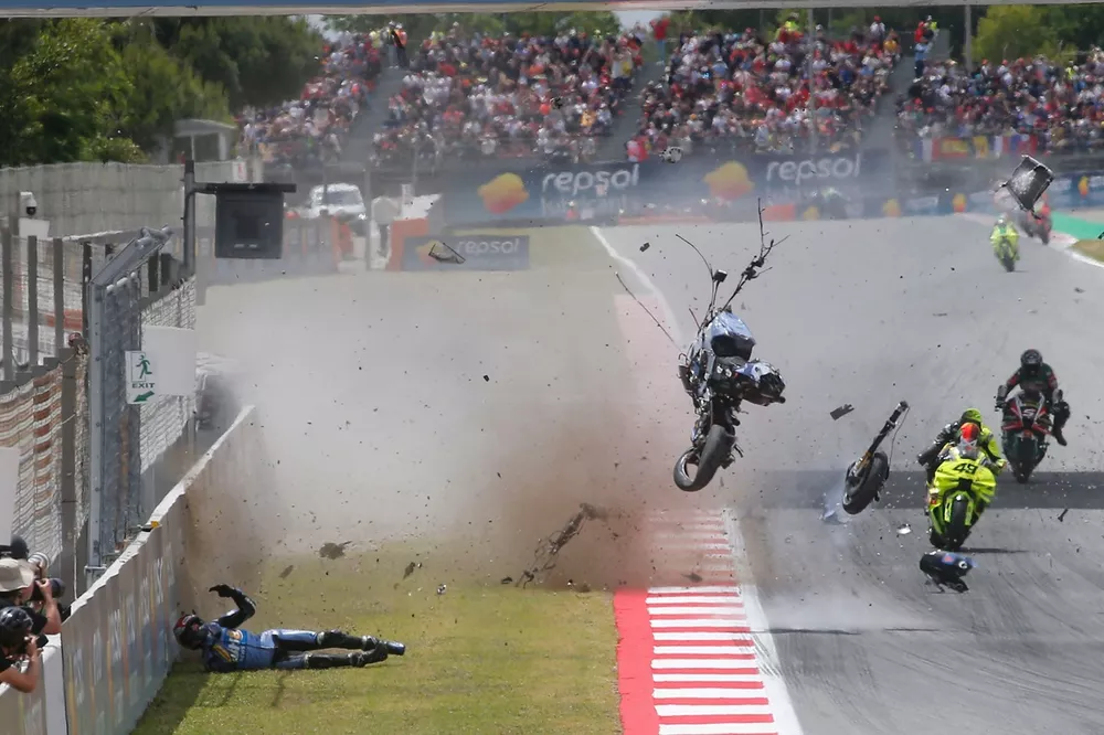 La chute d'Alex Marquez, Gresini Racing, apr&egrave;s le contact avec Pedro Acosta, Red Bull KTM Factory Racing