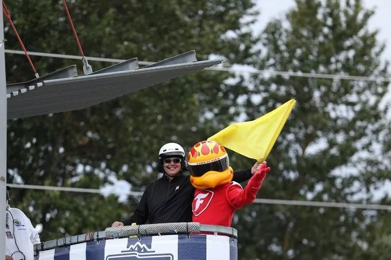 Aaron Likens ondea la bandera amarilla con el Firestone Firehawk