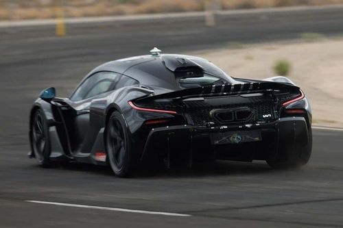 El nuevo superdeportivo de McLaren ruge con su V8 en el desierto
