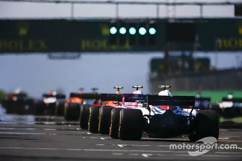 Esteban Ocon, Force India VJM11, leads Sergey Sirotkin, Williams FW41, from the back of the field at the start