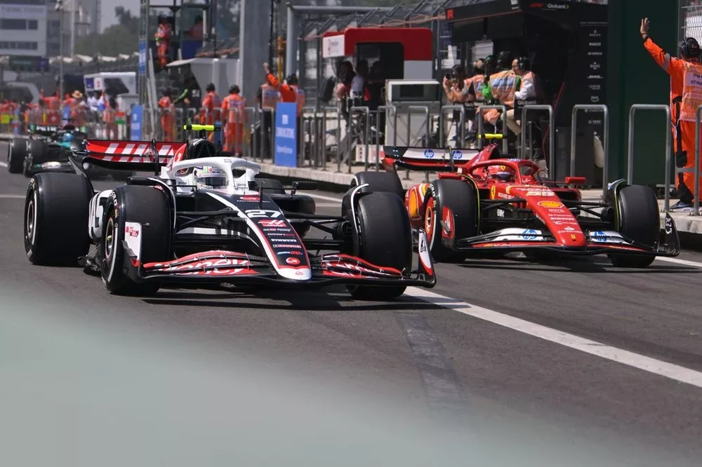Nico Hulkenberg, Haas VF-24, Carlos Sainz, Ferrari SF-24 