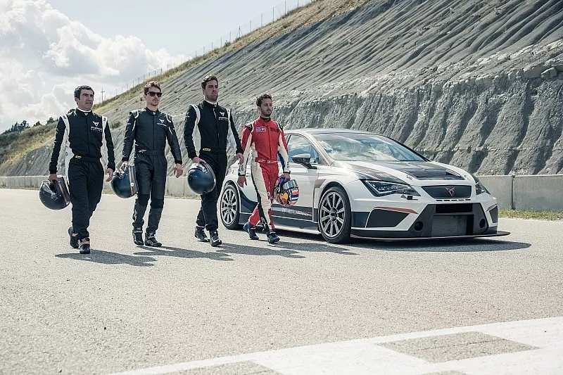 Andrea Dovizioso y Jorge Lorenzo, pilotos de MotoGP de Ducati Corse y embajadores de CUPRA, prueban el coche de competici&oacute;n de la marca