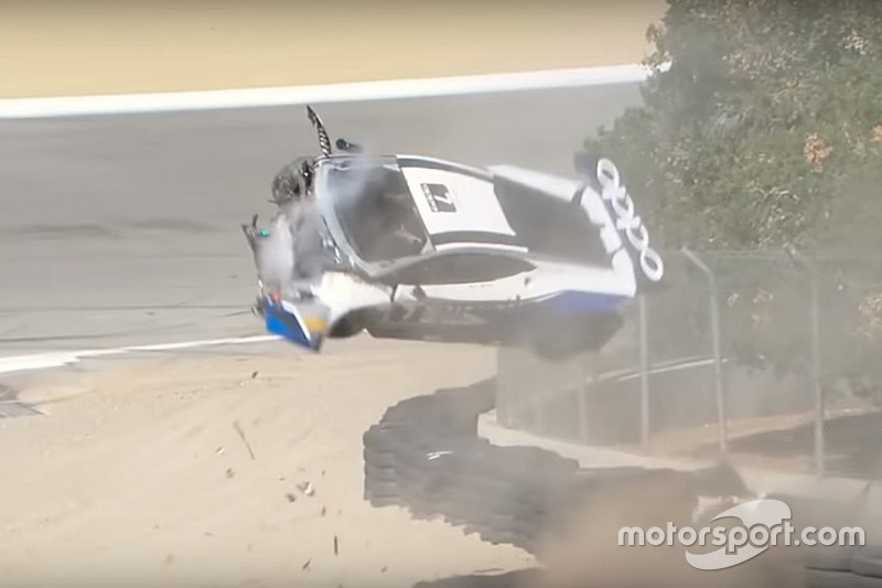 VÍDEO: Carro bate de frente no muro e voa em Laguna Seca