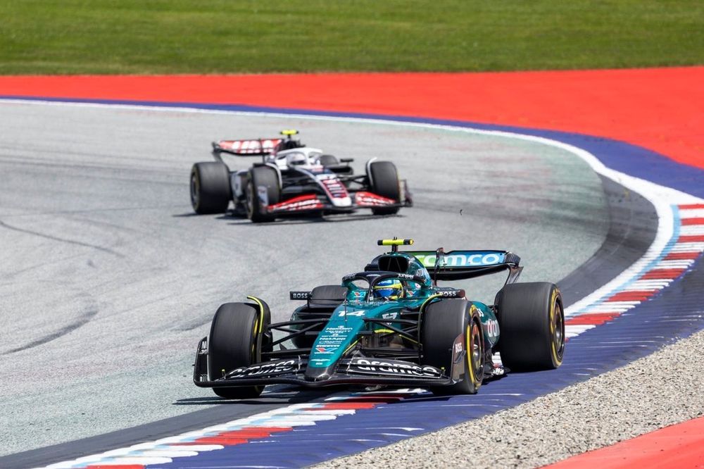 Fernando Alonso, Aston Martin AMR24, Nico Hulkenberg, Haas VF-24