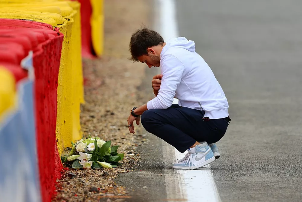 Pierre Gasly, AlphaTauri, d&eacute;posent des fleurs en m&eacute;moire d'Anthoine Hubert