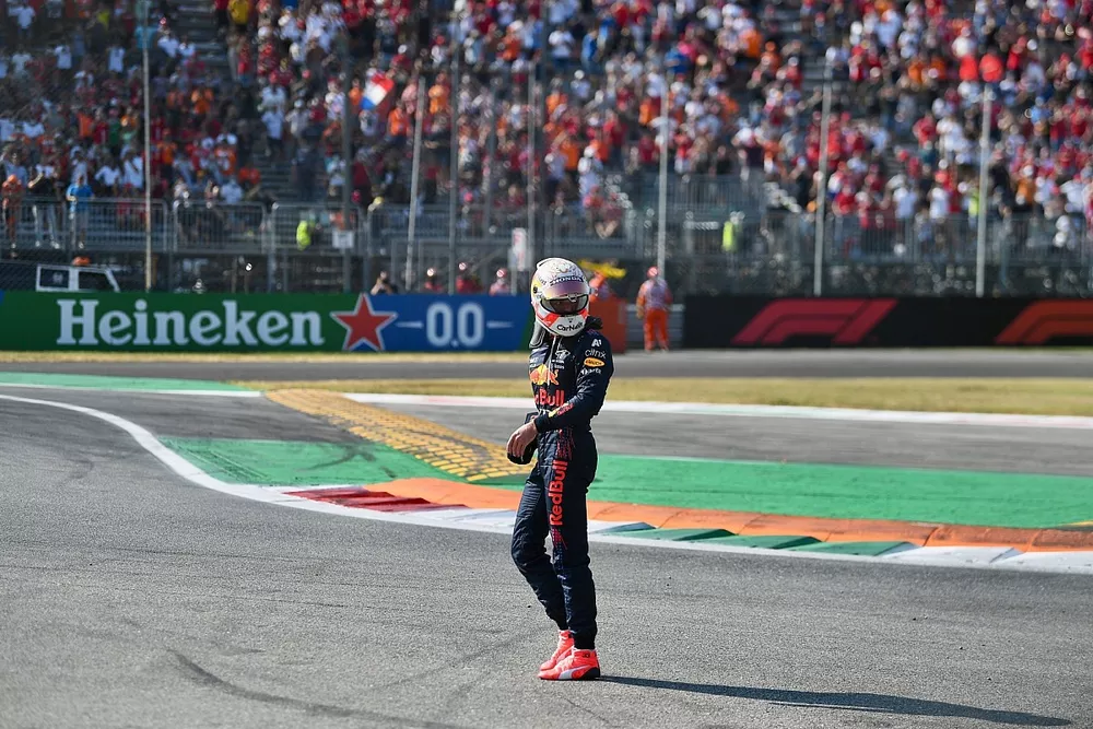 Max Verstappen, de Red Bull Racing, se aleja de su coche dañado