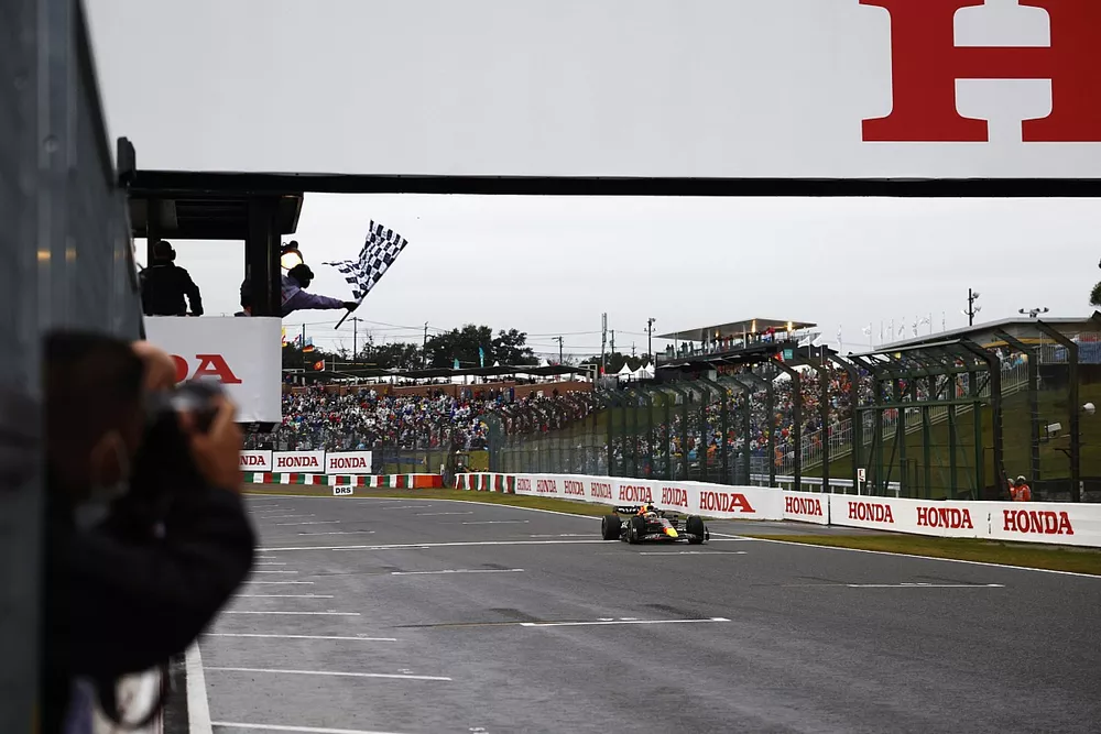 Max Verstappen, Red Bull Racing RB18, 1st position, takes the chequered flag for victory