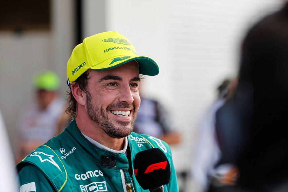 Fernando Alonso, Aston Martin F1 Team, 3ª posición, es entrevistado tras la carrera