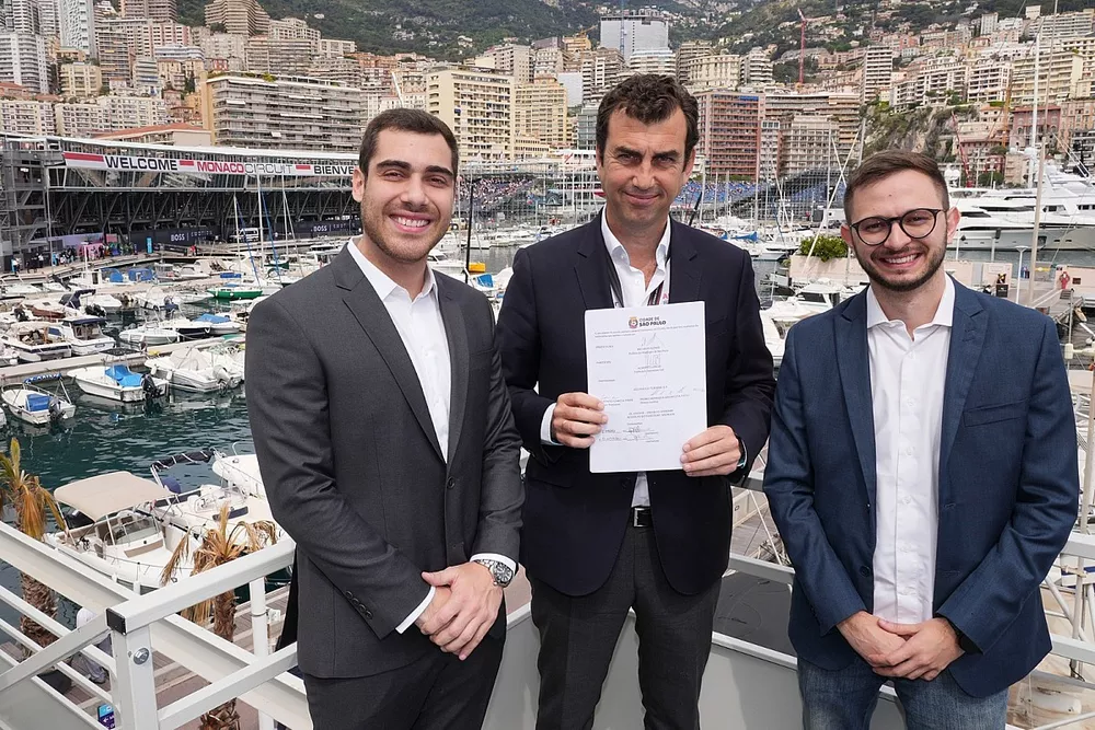 Gustavo Pires, director general de S&atilde;o Paulo Turismo; Alberto Longo, cofundador y director del campeonato de F&oacute;rmula E; Pedro Pauli, director jur&iacute;dico de S&atilde;o Paulo Turismo