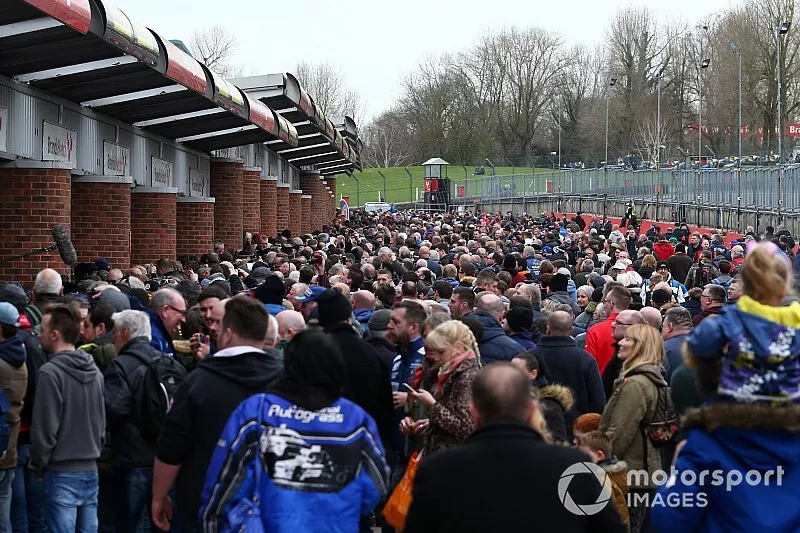 BTCC fans in the pitlane at the autograoh session 