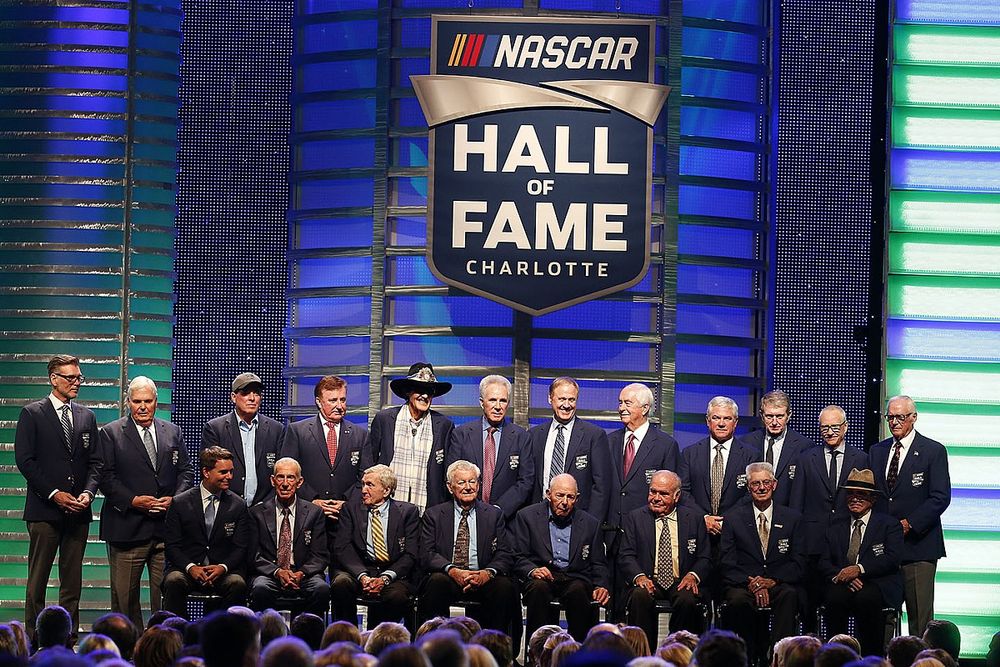 Los miembros del Salón de la Fama de NASCAR están en el escenario