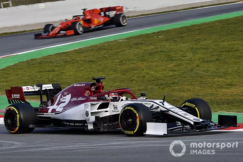 Kimi Raikkonen, Alfa Romeo Racing C38, y Sebastian Vettel, Ferrari SF90