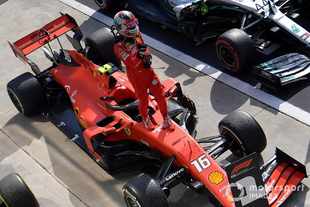 Le vainqueur Charles Leclerc, Ferrari, f&ecirc;te sa victoire dans le Parc Ferm&eacute;