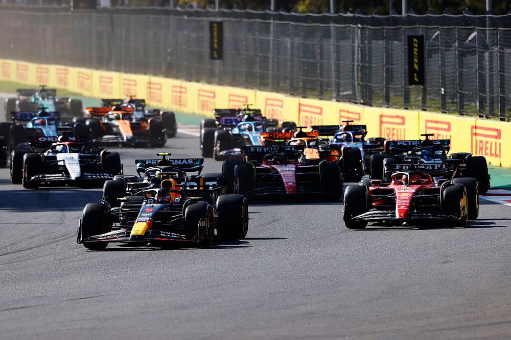 Max Verstappen, Red Bull Racing RB19, Charles Leclerc, Ferrari SF-23, Lewis Hamilton, Mercedes F1 W14, George Russell, Mercedes F1 W14, Carlos Sainz, Ferrari SF-23, Daniel Ricciardo, AlphaTauri AT04, el resto de la parrilla en la reanudación.
