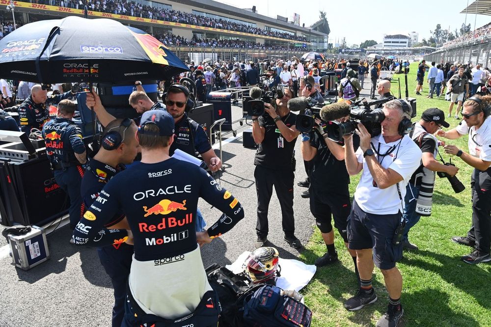 Max Verstappen, Red Bull Racing, con Gianpiero Lambiase, Ingeniero de Carrera, Red Bull Racing, su fisio en la parrilla.
