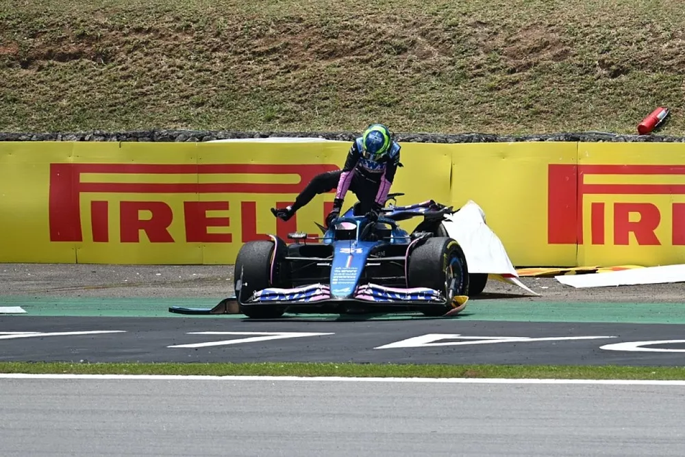Esteban Ocon, Alpine A523 tras un contacto con Fernando Alonso, Aston Martin AMR23 en la Shootout 1