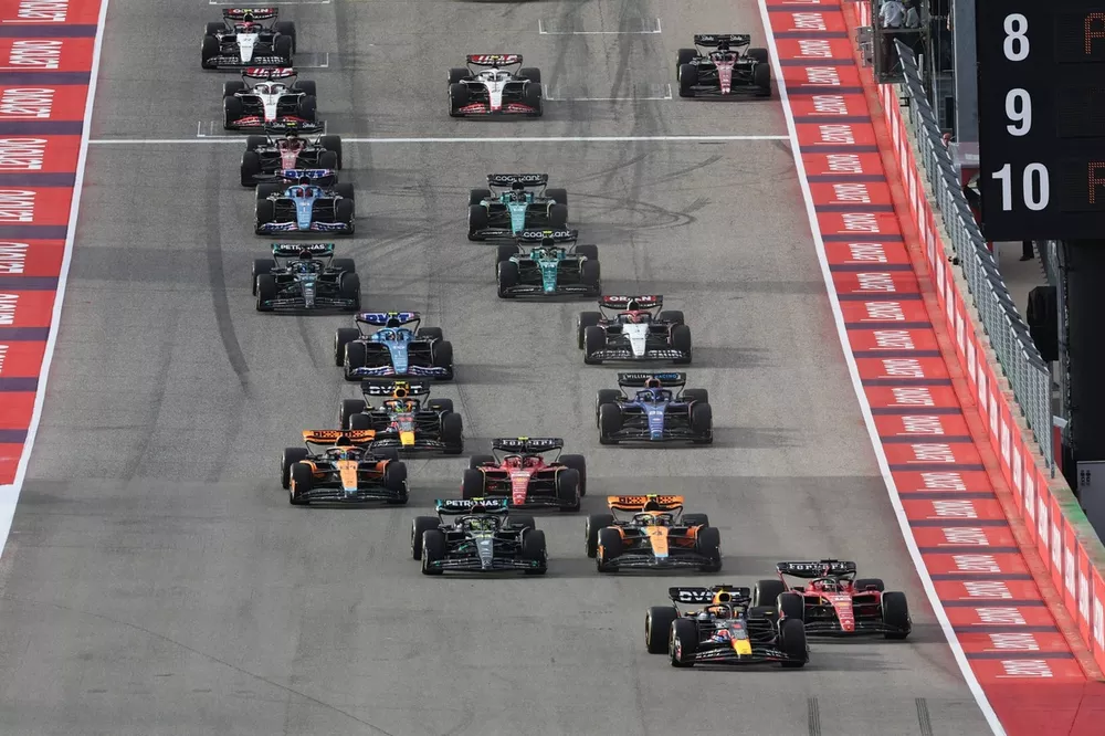 Max Verstappen, Red Bull Racing RB19, Charles Leclerc, Ferrari SF-23, Lando Norris, McLaren MCL60, Lewis Hamilton, Mercedes F1 W14, Carlos Sainz, Ferrari SF-23, Oscar Piastri, McLaren MCL60, et le reste du peloton au d&eacute;part