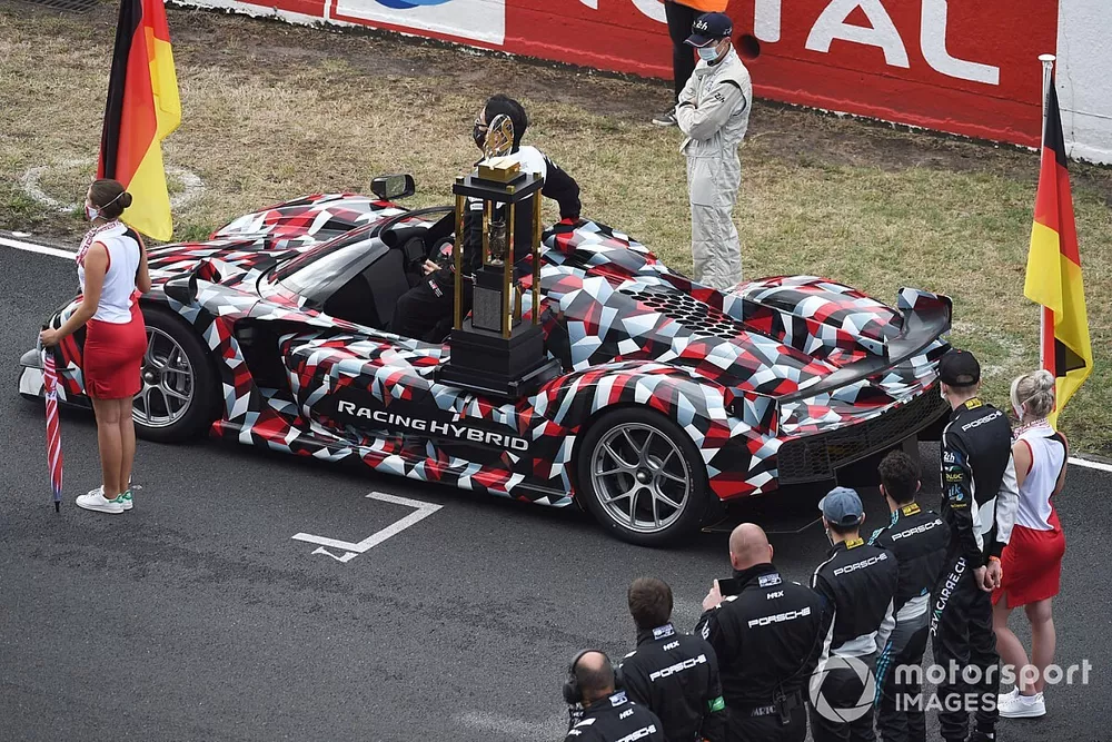 Il trofeo della 24 Ore di Le Mans viene consegnato su una Toyota Hypercar