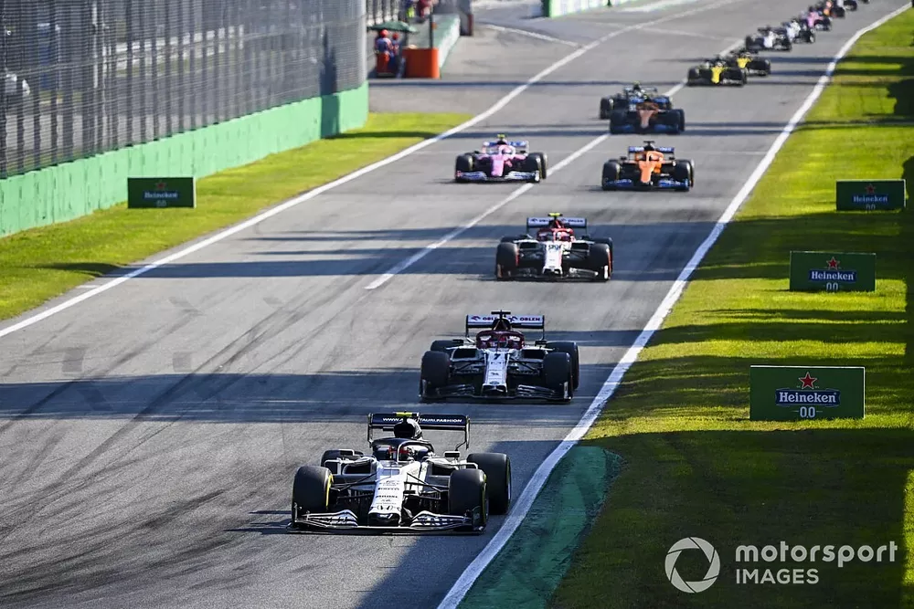 Pierre Gasly, AlphaTauri AT01, Kimi Raikkonen, Alfa Romeo Racing C39 et Antonio Giovinazzi, Alfa Romeo Racing C39 