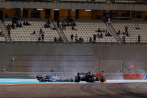 VIDEO: El insólito choque entre Bottas y Grosjean en la FP2