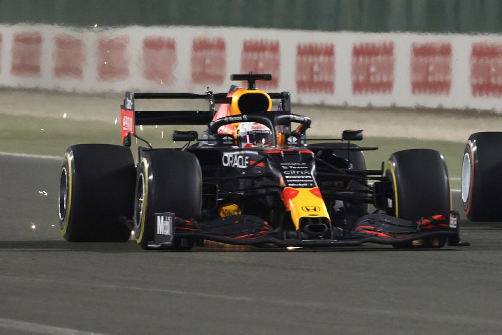 Max Verstappen, Red Bull Racing RB16B, lucha con Pierre Gasly, AlphaTauri AT02
