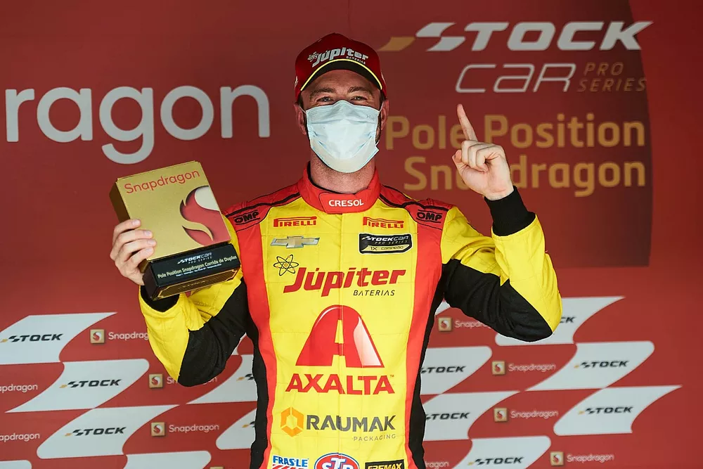 Gabriel Casagrande recebe pr&ecirc;mio por pole position em Interlagos