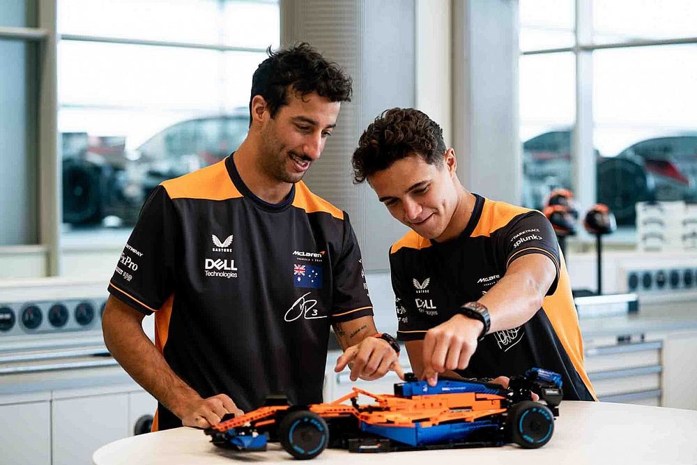 Daniel Ricciardo y Lando Norris con el McLaren F1 de LEGO® Technic™