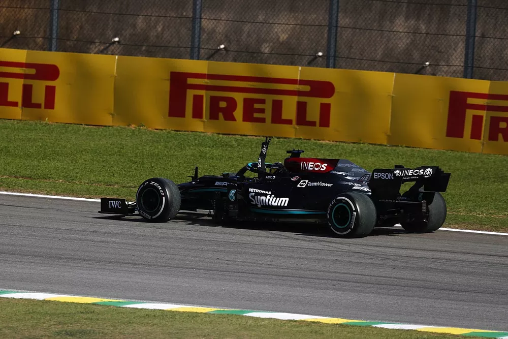 Lewis Hamilton, Mercedes W12, 1&ordf; posici&oacute;n, lo celebra de camino al Parc Ferme