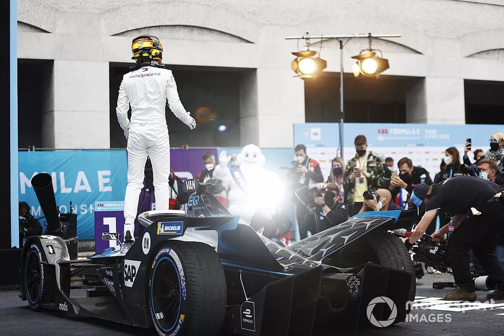 Stoffel Vandoorne, Mercedes-Benz EQ, f&ecirc;te sa victoire dans le parc ferm&eacute;